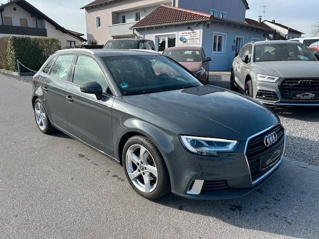 Grau Gebraucht 2018 Audi A3 Sportback Sport Limousine | 17.990 € (Guter Preis) - Bild 1/4