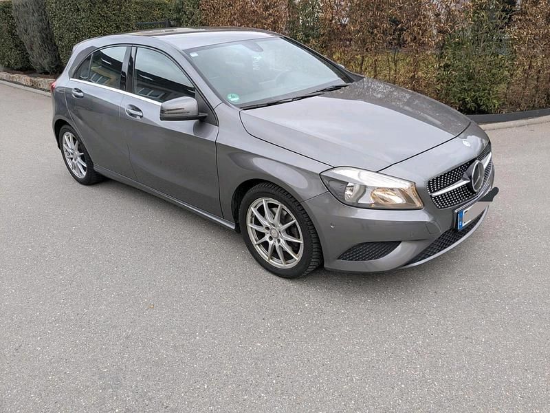 Gebraucht Mercedes A200 156 PS (114 kW) 2013 Grau Limousine