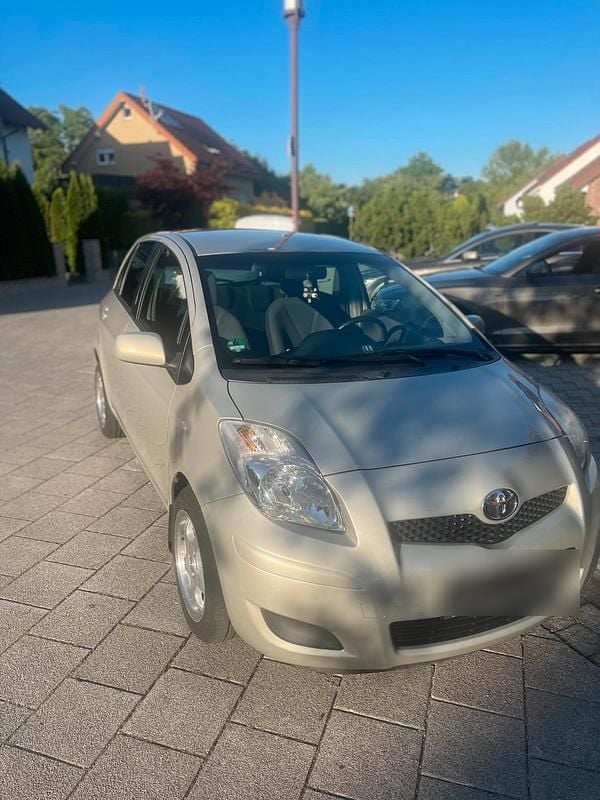 Gold Gebraucht 2009 Toyota Yaris Kleinwagen | 4.349 € (Fairer Preis) - Bild 1/4