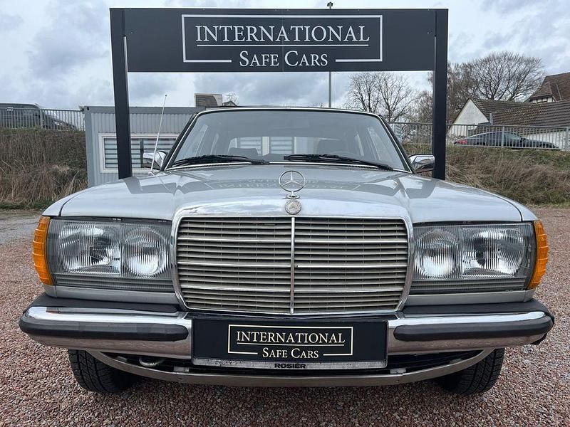 Gebraucht Mercedes 240 72 PS (52 kW) 1982 Silber Limousine