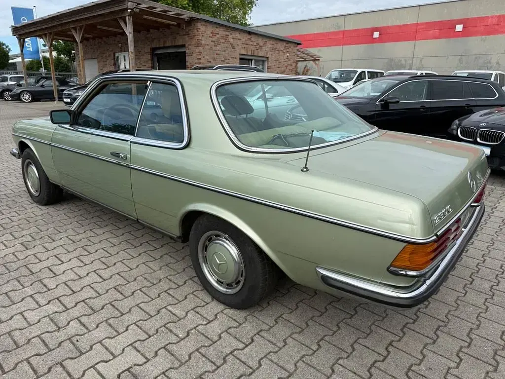 Gebraucht Mercedes 230 109 PS (80 kW) 1978 Grün Coupé