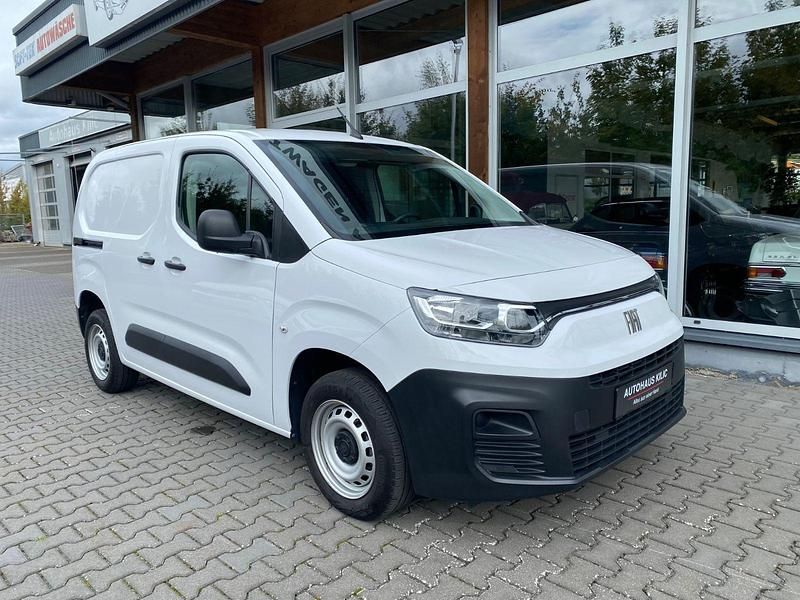 Weiß Gebraucht 2023 Fiat Doblò Van / Kleinbus | 15.390 € (Guter Preis) - Bild 1/3