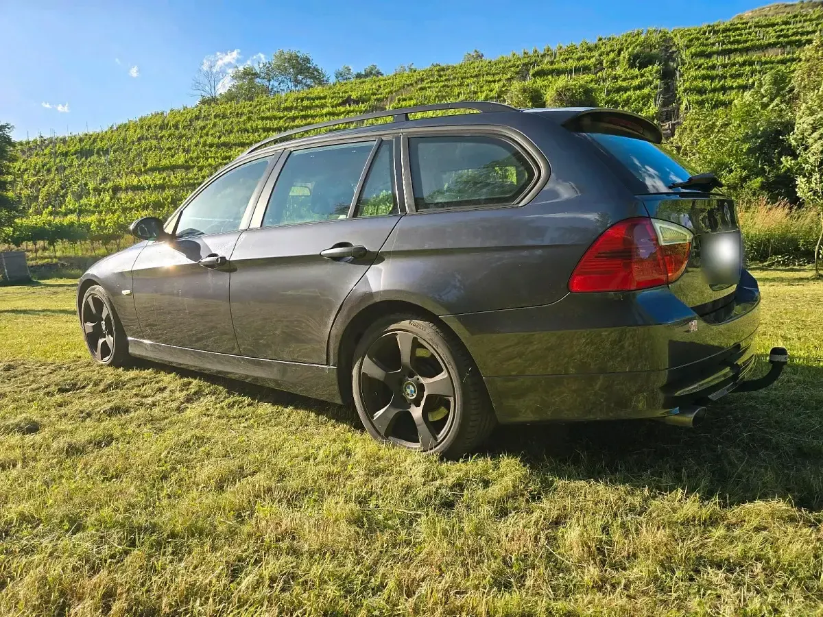 Gebraucht BMW 320 163 PS (119 kW) 2005 Grau Kombi