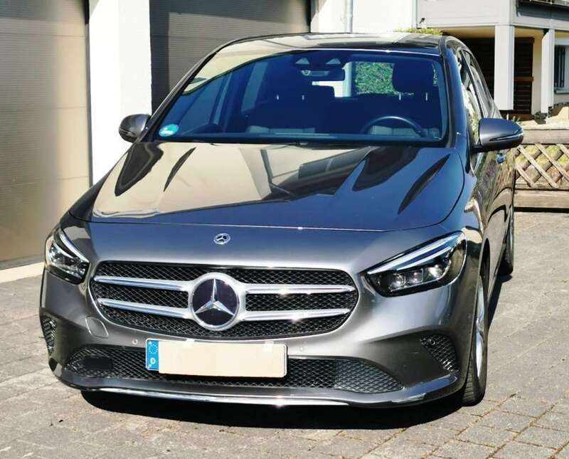 Grau Gebraucht 2021 Mercedes B200 Progressive Van / Kleinbus | 31.500 € (Teuer) - Bild 1/4