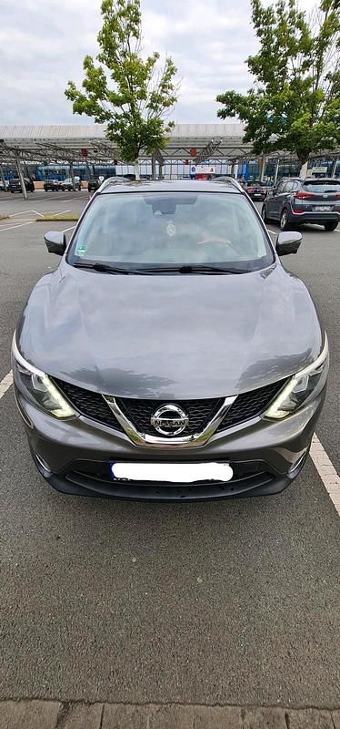 Grau Gebraucht 2015 Nissan Qashqai SUV | 10.800 € (Fairer Preis) - Bild 1/4