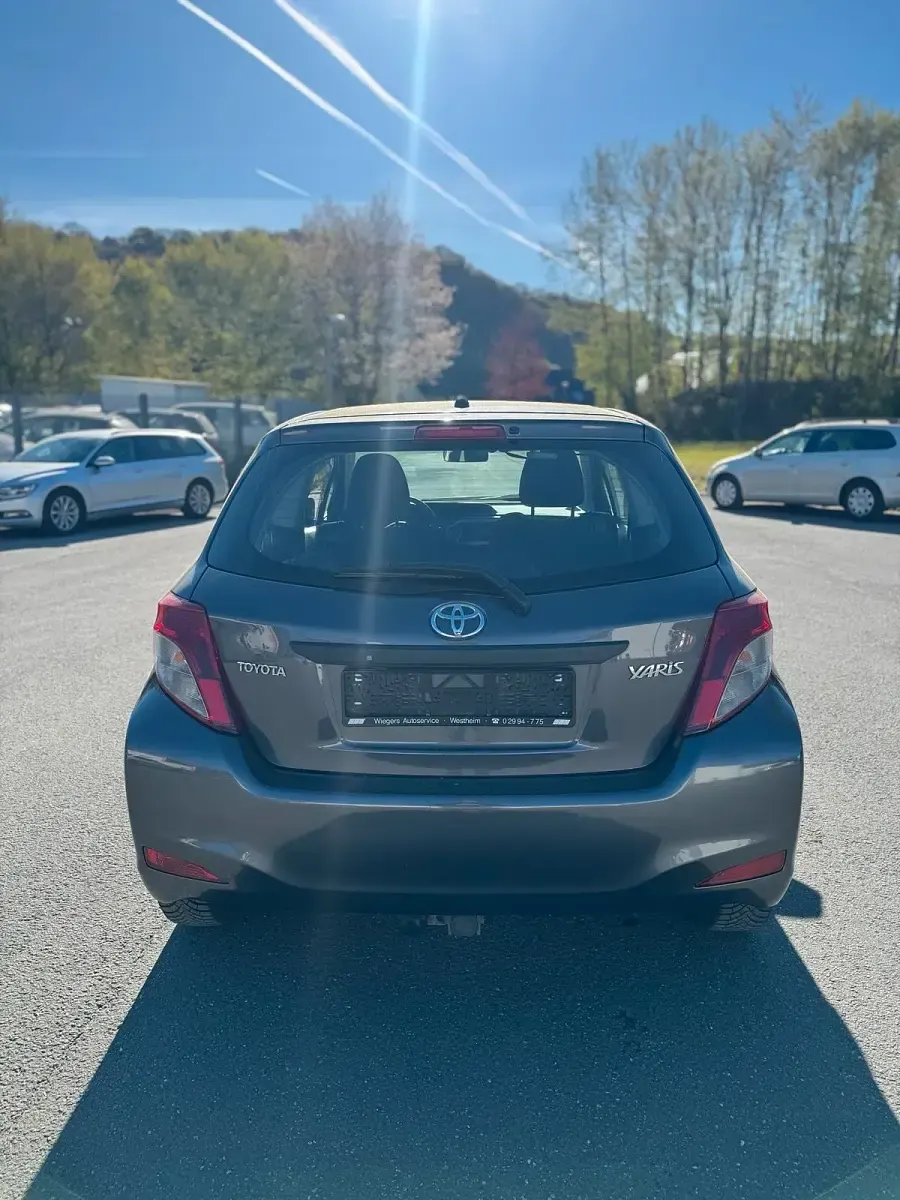 Gebraucht Toyota Yaris 69 PS (50 kW) 2014 Grau Kleinwagen