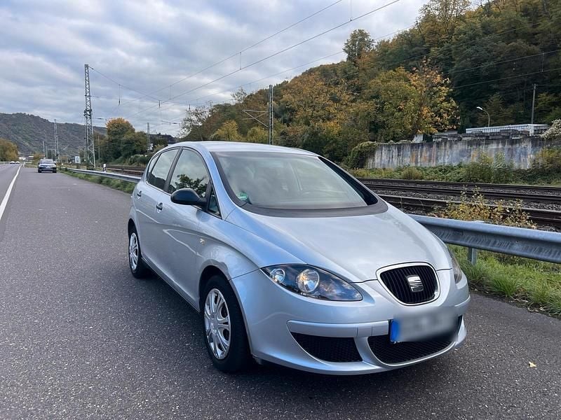 Silber Gebraucht 2005 Seat Altea Van / Kleinbus | 1.999 € (Fairer Preis) - Bild 1/4
