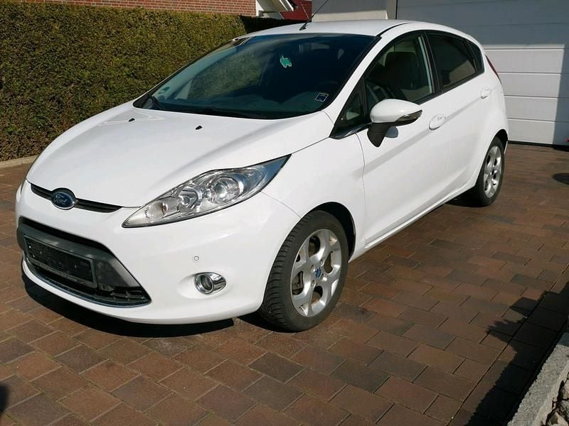 Gebraucht Ford Fiesta Titanium 97 PS (71 kW) 2010 Weiß Kleinwagen