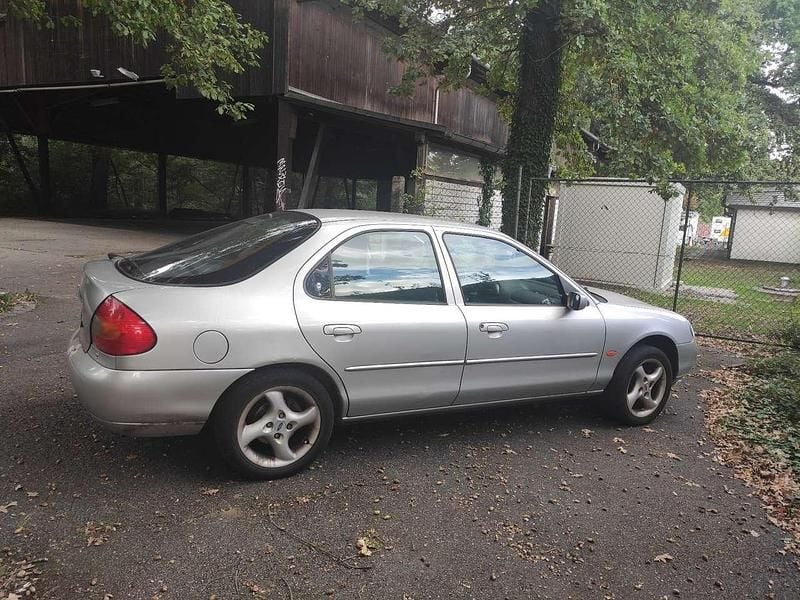 Gebraucht Ford Mondeo Ghia 131 PS (96 kW) 1998 Limousine