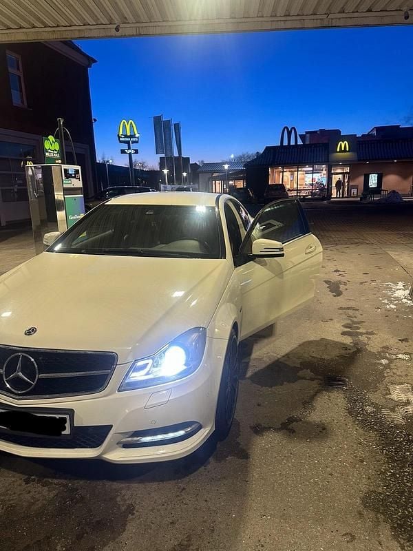 Gebraucht Mercedes 180 156 PS (114 kW) 2012 Weiß Limousine