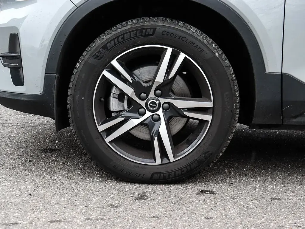 Gebraucht Volvo XC40 Plus 197 PS (144 kW) 2023 Vapour grey / metallic SUV