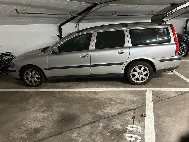 Silber Gebraucht 2003 Volvo V70 Kombi | 1.700 € - Bild 1/4