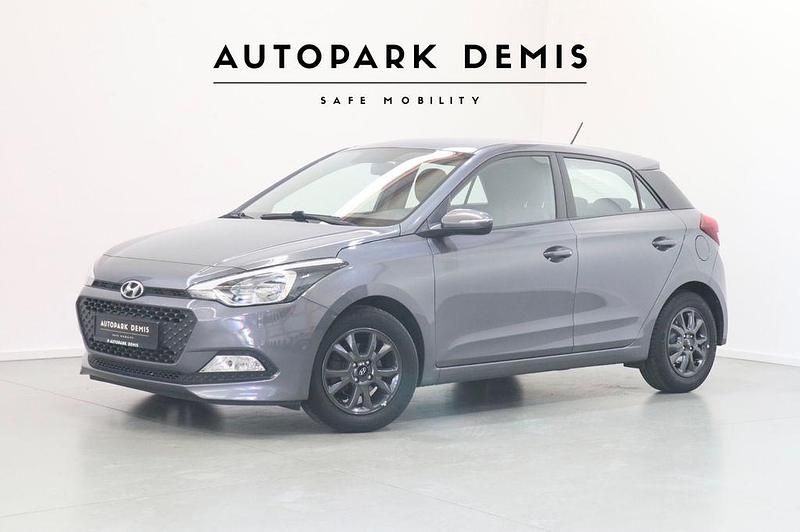 Grau Gebraucht 2018 Hyundai i20 YES! Limousine | 7.585 € (Guter Preis) - Bild 1/4
