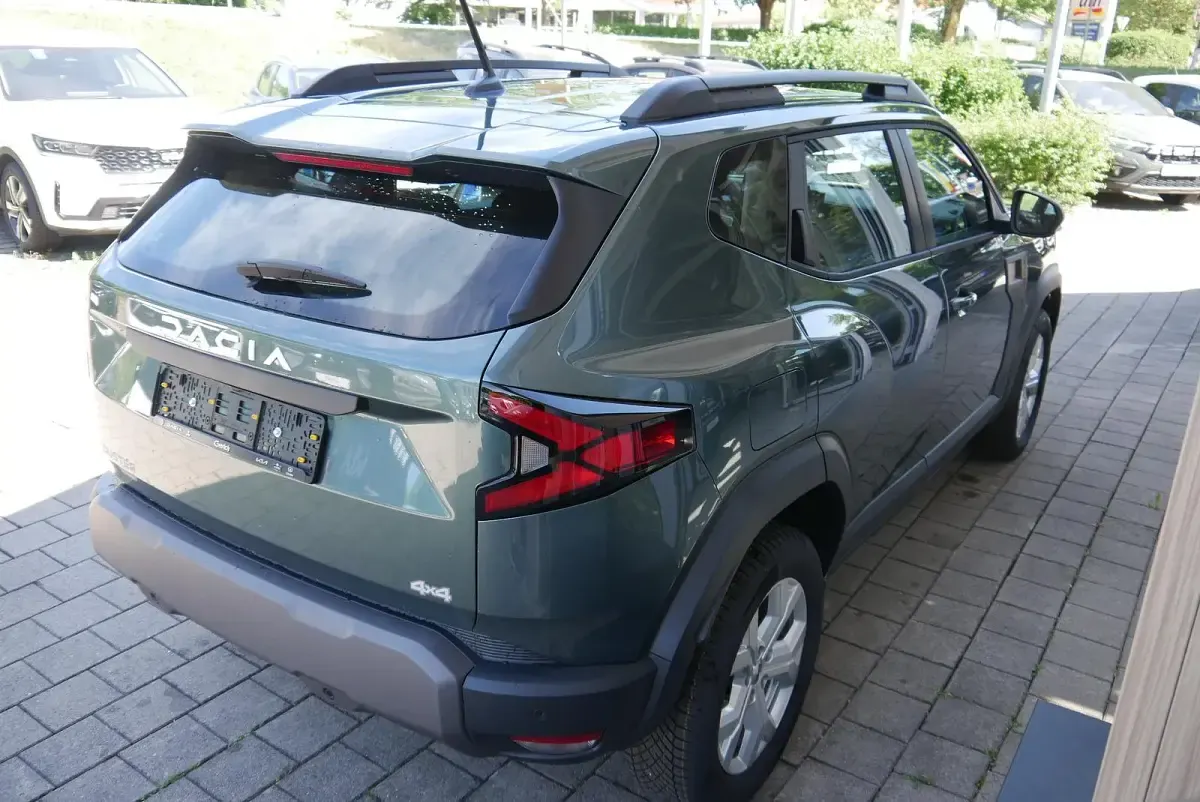 Neu Dacia Duster Expression 140 PS (102 kW) 2026 Zedergrün Limousine