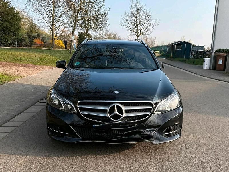 Gebraucht Mercedes E220 170 PS (125 kW) 2013 Schwarz Kombi