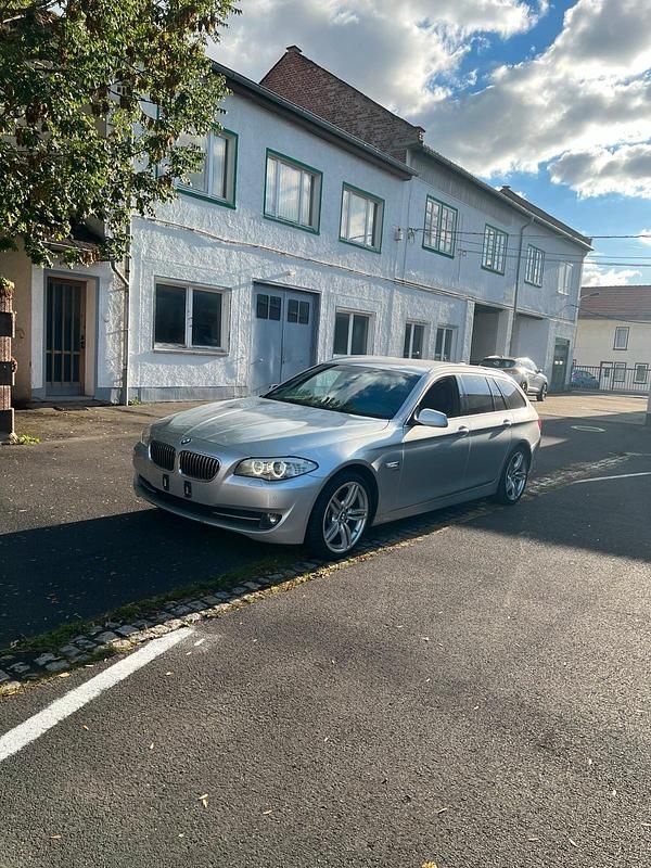 Gebraucht BMW 530 258 PS (189 kW) 2011 Silber Kombi