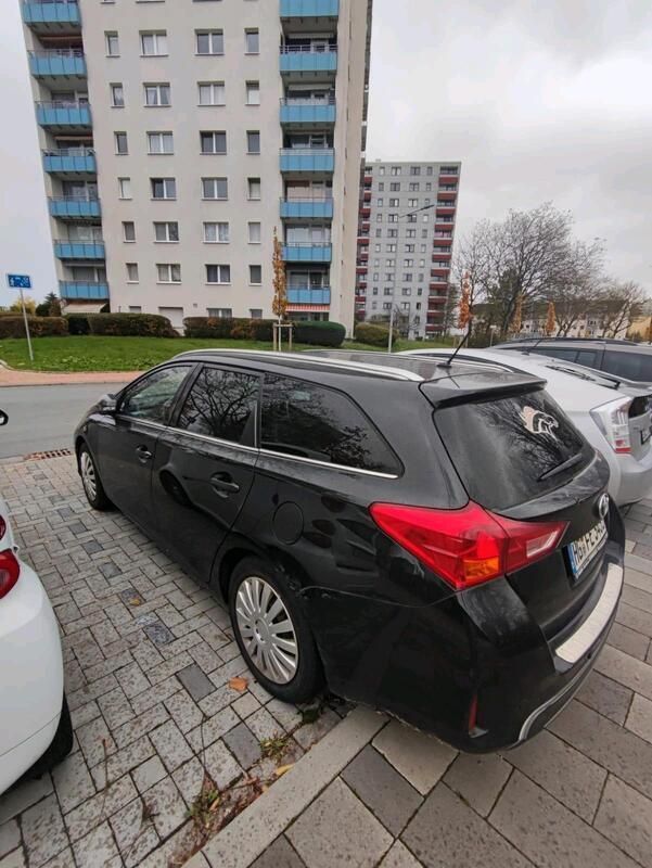 Schwarz Gebraucht 2014 Toyota Auris Touring Sports Kombi | 9.500 € - Bild 1/4