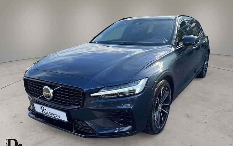 Blau Gebraucht 2025 Volvo V60 Plus Kombi | 40.995 € (Guter Preis) - Bild 1/4