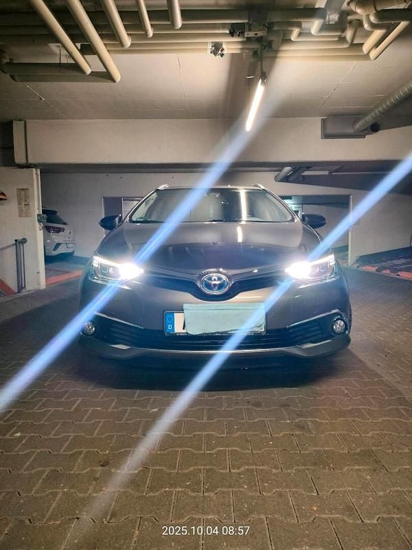 Gebraucht 2017 Toyota Auris Hybrid Kombi | 16.990 € (Fairer Preis) - Bild 1/4