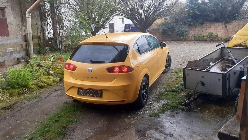 Second-hand Seat Leon Reference 102 CP (75 kW) 2010 Galben Hatchback