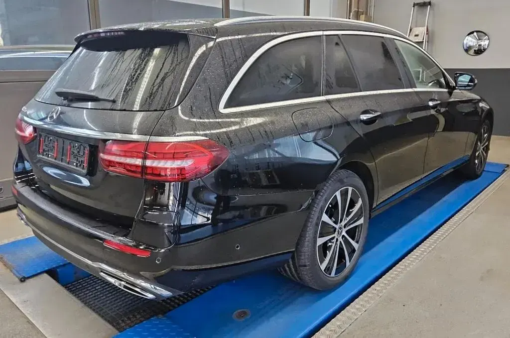 Gebraucht Mercedes E300 306 PS (225 kW) 2023 Schwarz Limousine