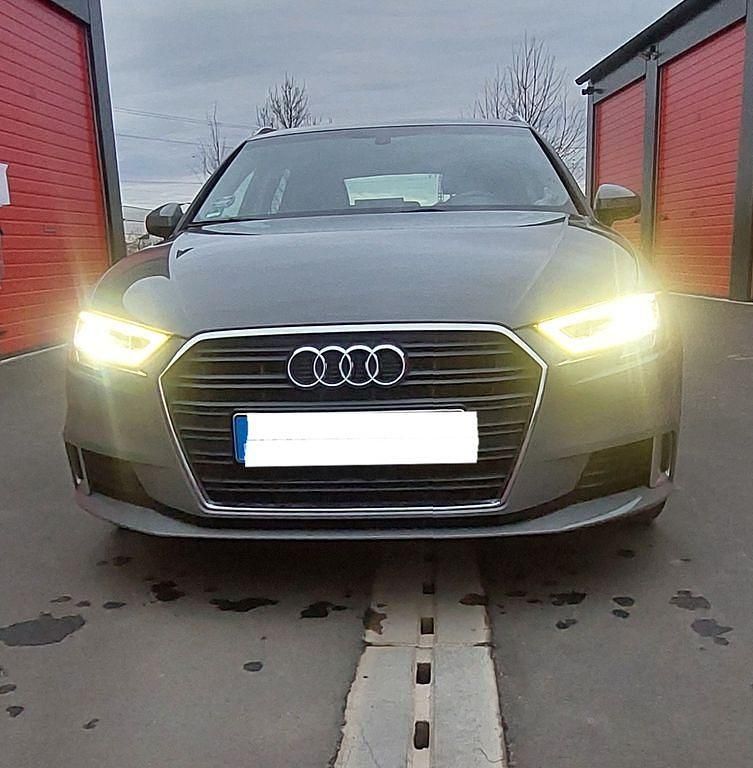Grau Gebraucht 2019 Audi A3 Sportback Limousine | 18.900 € (Fairer Preis) - Bild 1/4