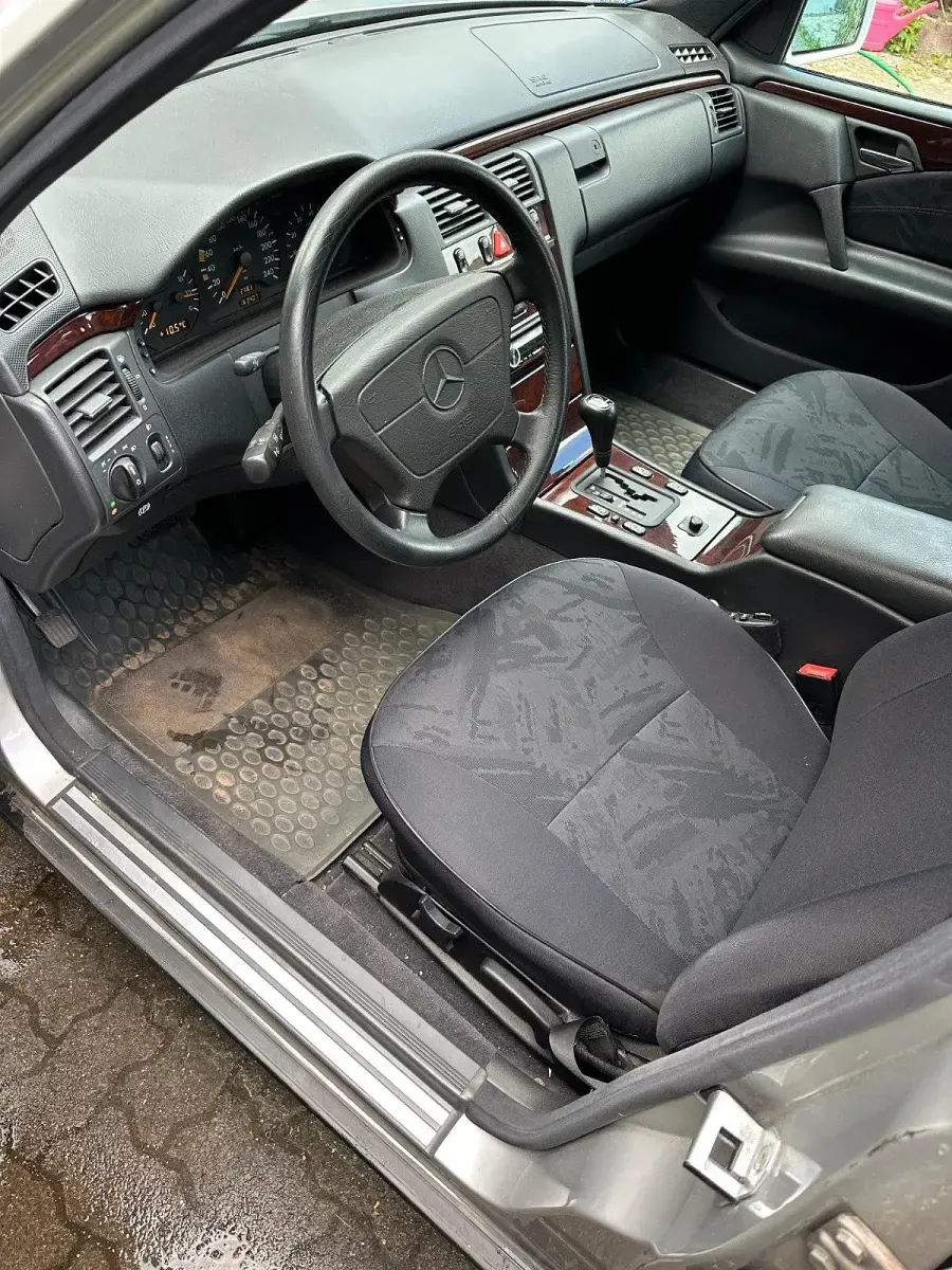 Gebraucht Mercedes E230 150 PS (110 kW) 1997 Silber Limousine