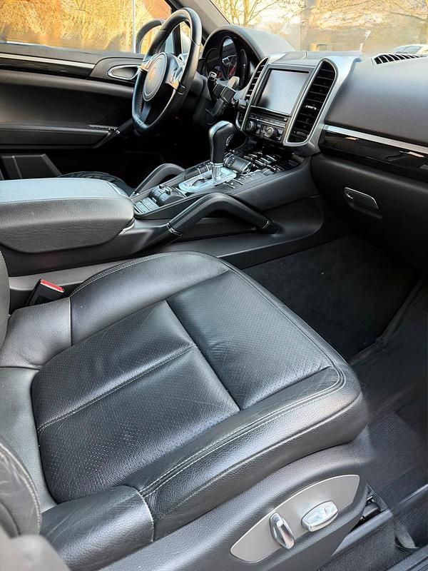 Gebraucht Porsche Cayenne 240 PS (176 kW) 2011 Silber SUV