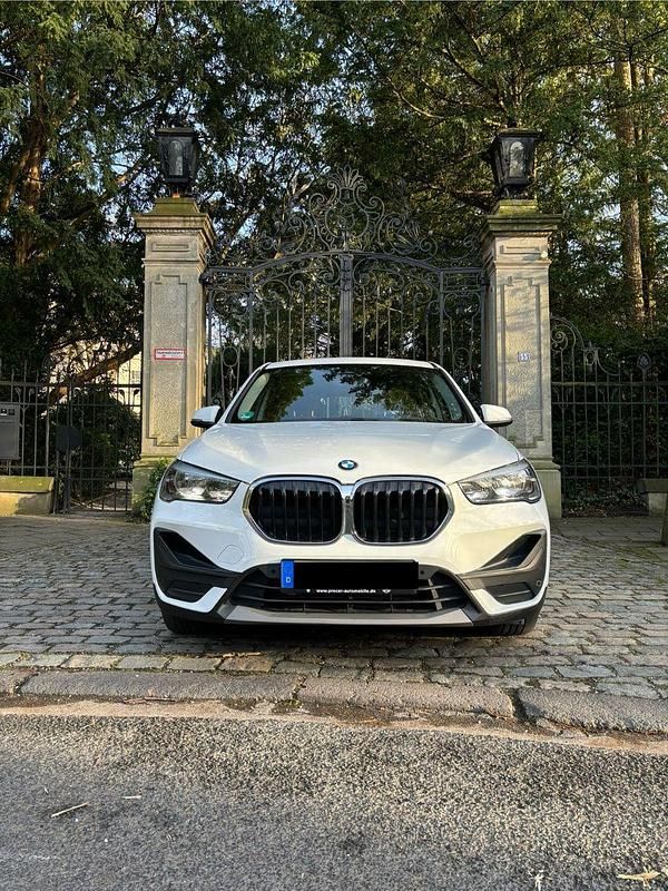 Weiß Gebraucht 2020 BMW X1 SUV | 19.000 € (Fairer Preis) - Bild 1/4