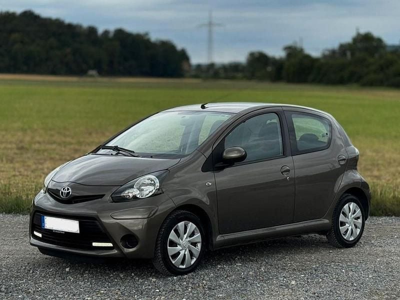 Grau Gebraucht 2012 Toyota Aygo Cool Kleinwagen | 4.490 € (Fairer Preis) - Bild 1/4