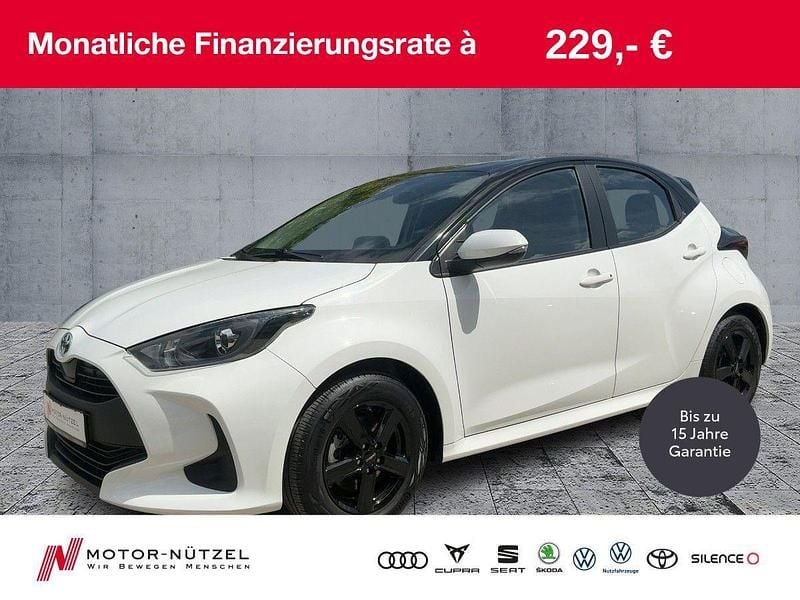 Weiß Gebraucht 2022 Toyota Yaris Hybrid Comfort Kleinwagen | 17.430 € (Guter Preis) - Bild 1/4