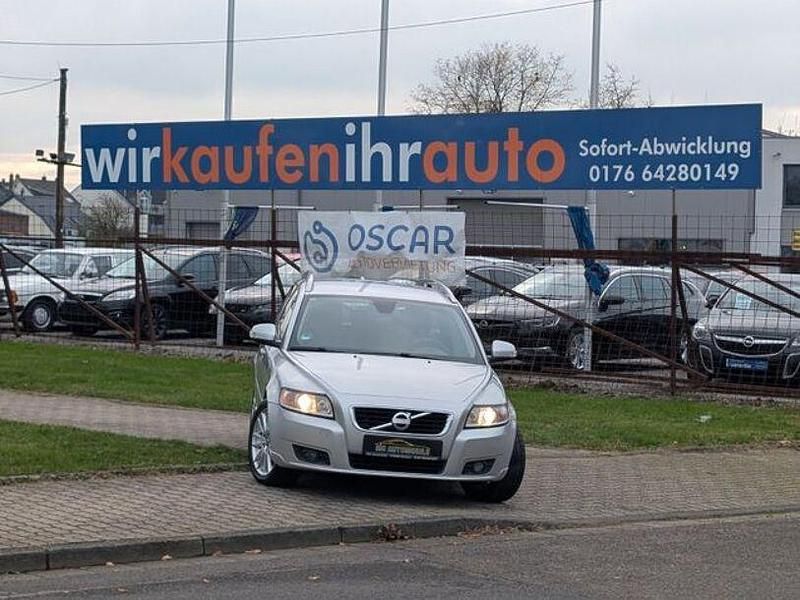 Silber Gebraucht 2010 Volvo V50 Momentum Kombi | 5.899 € (Fairer Preis) - Bild 1/4