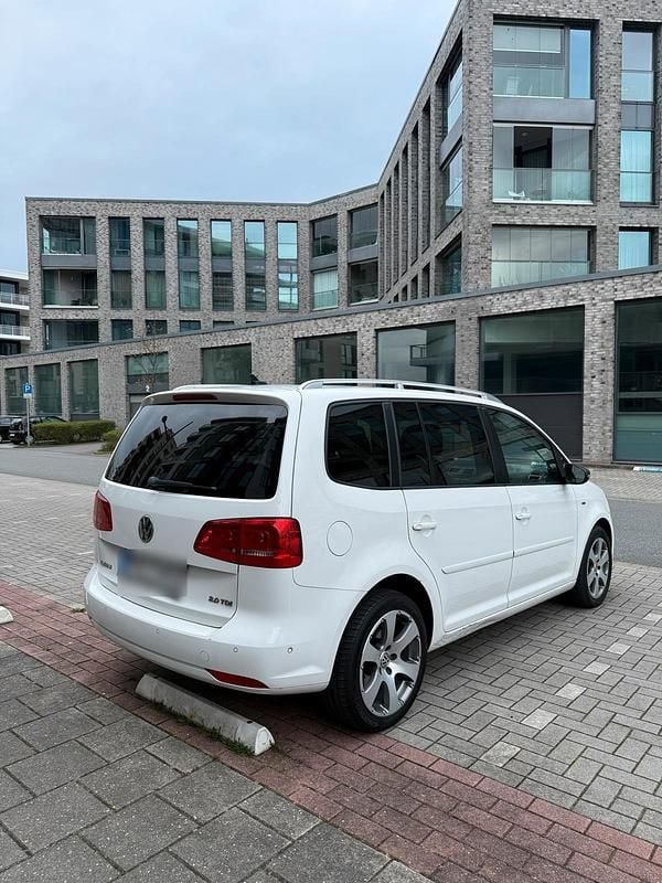 Second-hand VW Touran Edition 140 CP (102 kW) 2012 Alb Monovolum