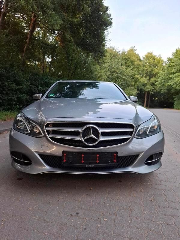 Grau Gebraucht 2014 Mercedes E220 Limousine | 13.700 € (Etwas zu teuer) - Bild 1/4