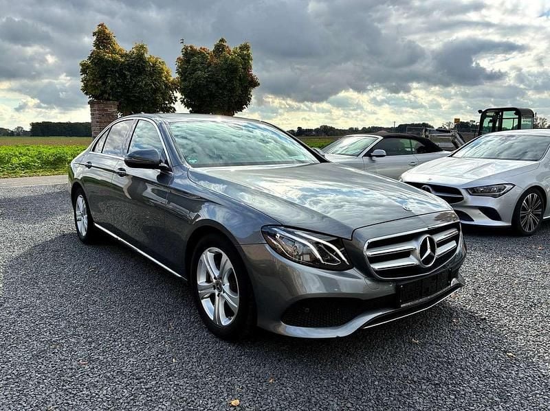 Selenitgrau Gebraucht 2018 Mercedes E200 Avantgarde Limousine | 26.500 € (Fairer Preis) - Bild 1/4