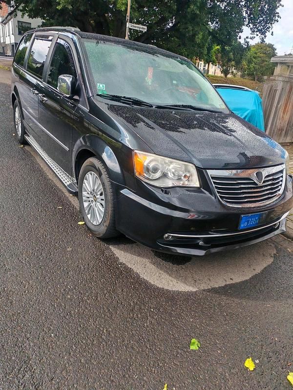 Schwarz Gebraucht 2012 Chrysler Voyager Van / Kleinbus | 10.900 € - Bild 1/4