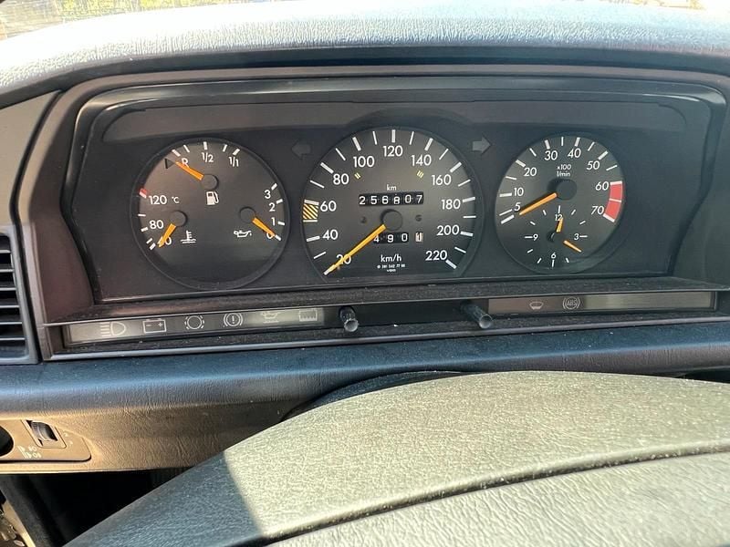 Gebraucht Mercedes 190 122 PS (89 kW) 1991 Limousine