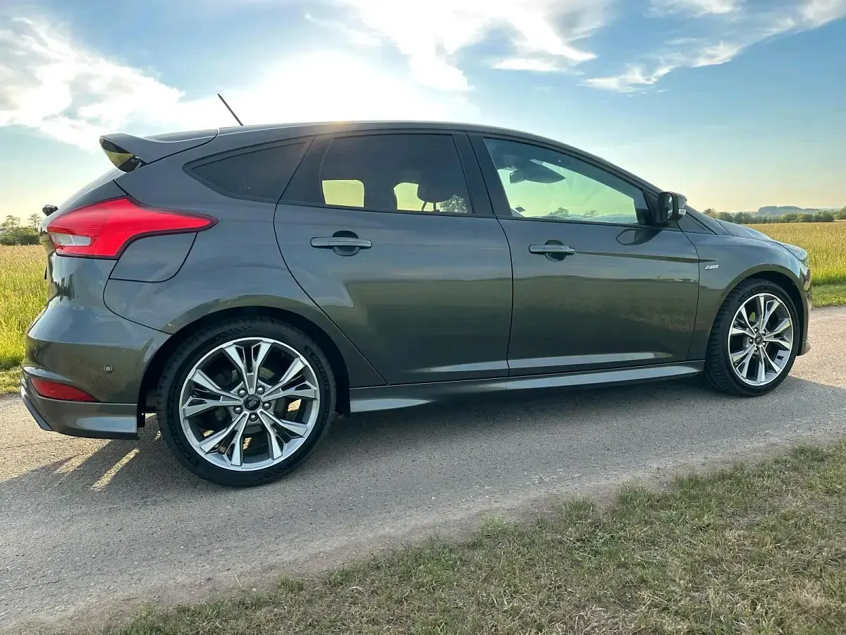 Używany Ford Focus ST-Line 182 KM (133 kW) 2018 Szary Sedan/Limuzyna