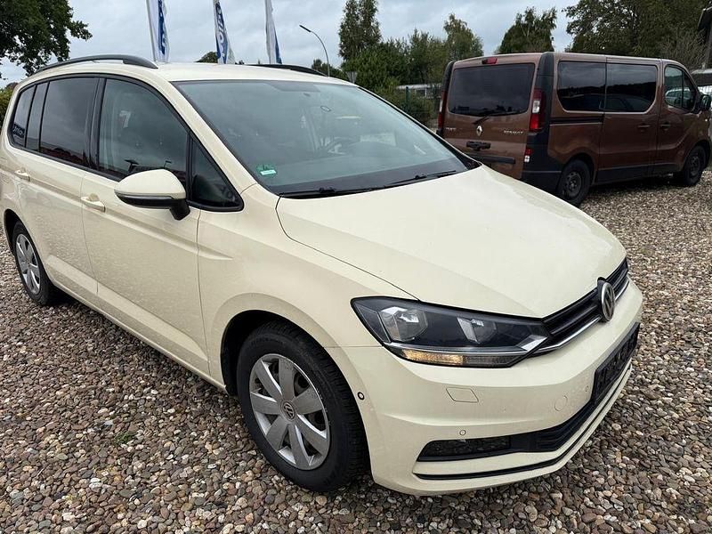 Gelb Gebraucht 2017 VW Touran Van / Kleinbus | 5.950 € - Bild 1/4