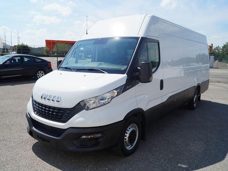 Second-hand Iveco Daily 156 CP (114 kW) 2020 Alb Monovolum