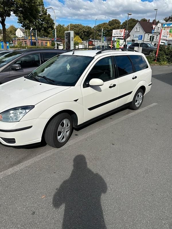 Weiß Gebraucht 2001 Ford Focus Kombi | 700 € (Guter Preis) - Bild 1/4