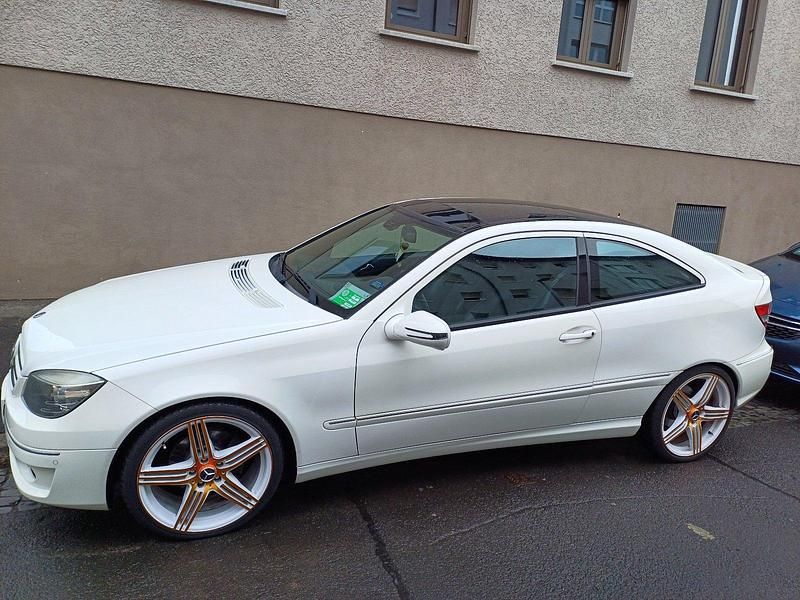 Gebraucht Mercedes C180 143 PS (105 kW) 2010 Weiß Coupé