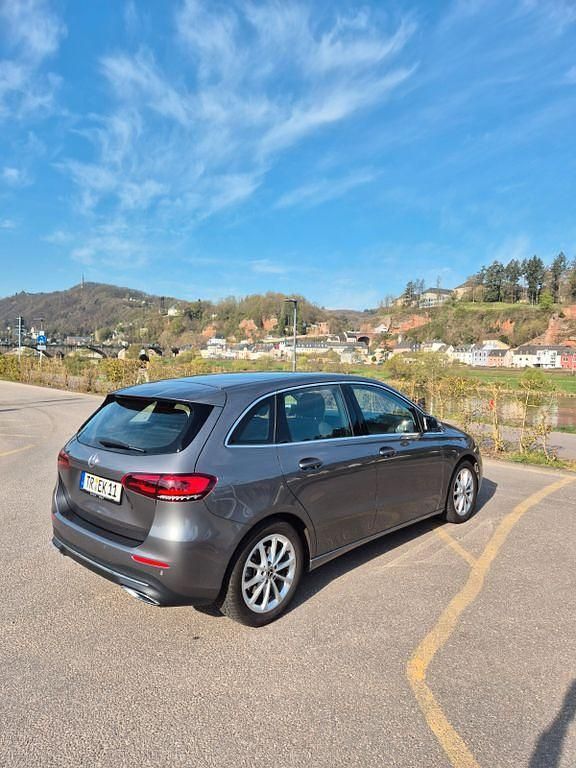 Grau Gebraucht 2019 Mercedes B200 Van / Kleinbus | 22.250 € (Guter Preis) - Bild 1/4