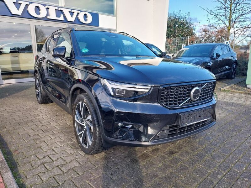 Onyx black / metallic Gebraucht 2024 Volvo XC40 Plus SUV | 39.900 € (Fairer Preis) - Bild 1/4
