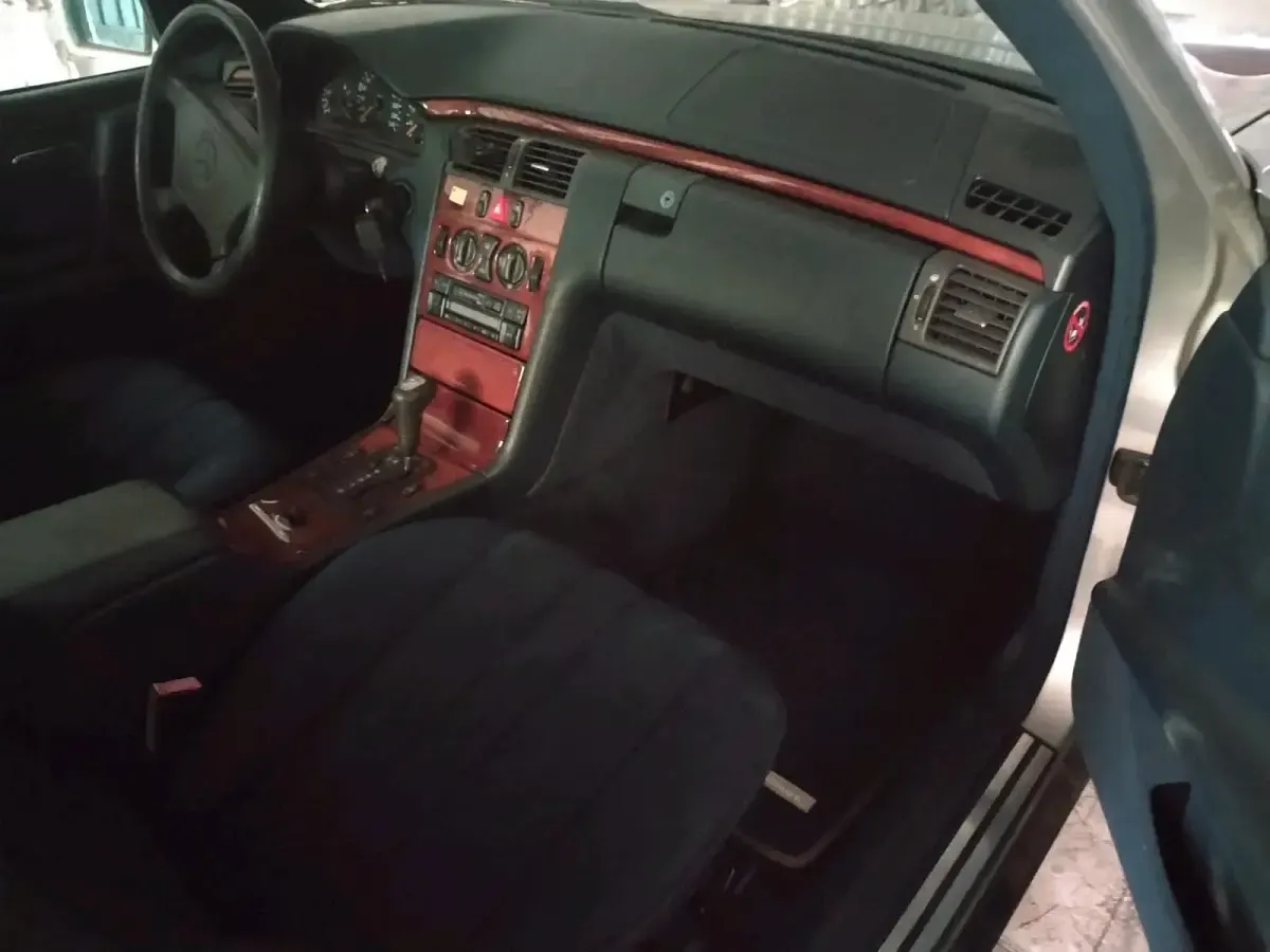 Gebraucht Mercedes E200 136 PS (100 kW) 1996 Silber Limousine