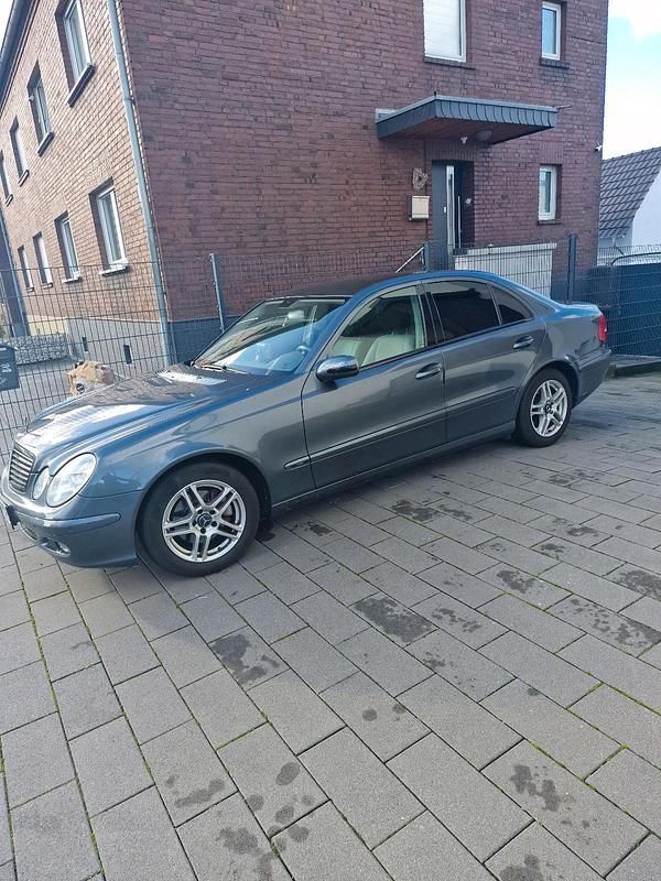 Grau Gebraucht 2005 Mercedes 200 Limousine | 4.200 € (Etwas zu teuer) - Bild 1/4