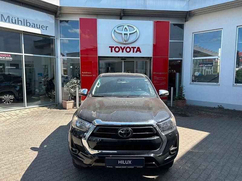 Attitude black mc. Neu 2024 Toyota HiLux Comfort Abholung | 43.980 € (Etwas zu teuer) - Bild 1/4