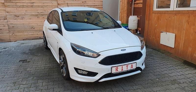 Weiß Gebraucht 2018 Ford Focus ST-Line Limousine | 9.980 € (Superpreis) - Bild 1/4