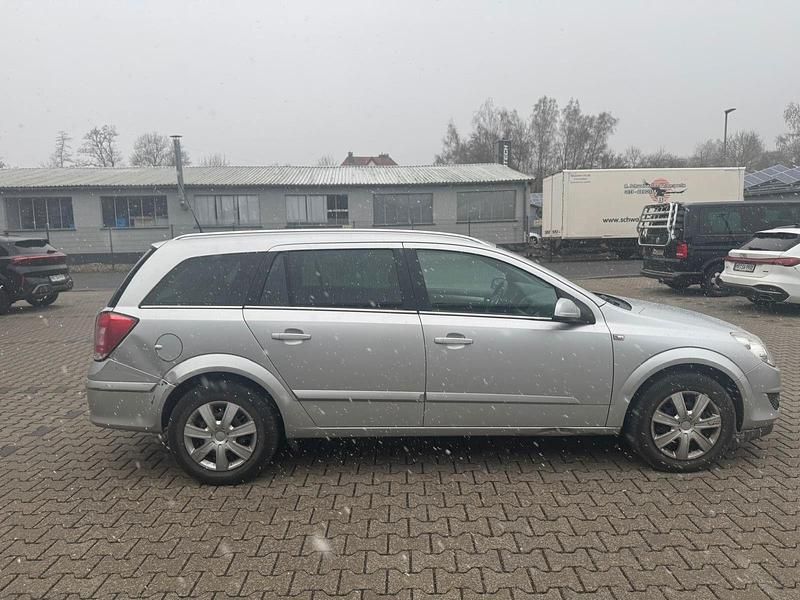 Gebraucht Opel Astra Edition 116 PS (85 kW) 2008 Silber Kombi