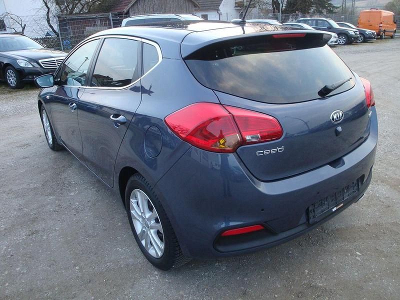 Gebraucht Kia Ceed FIFA World Cup Edition 128 PS (94 kW) 2014 Blau Kleinwagen